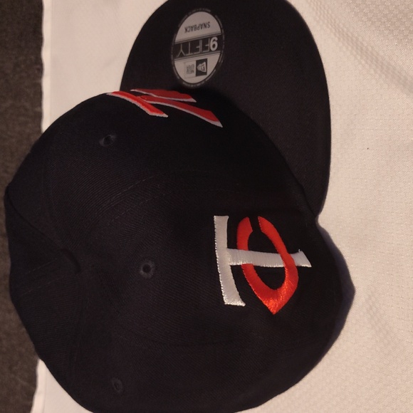 New Era Minnesota Twins Black and Red Snapback Cap - Picture 4 of 4